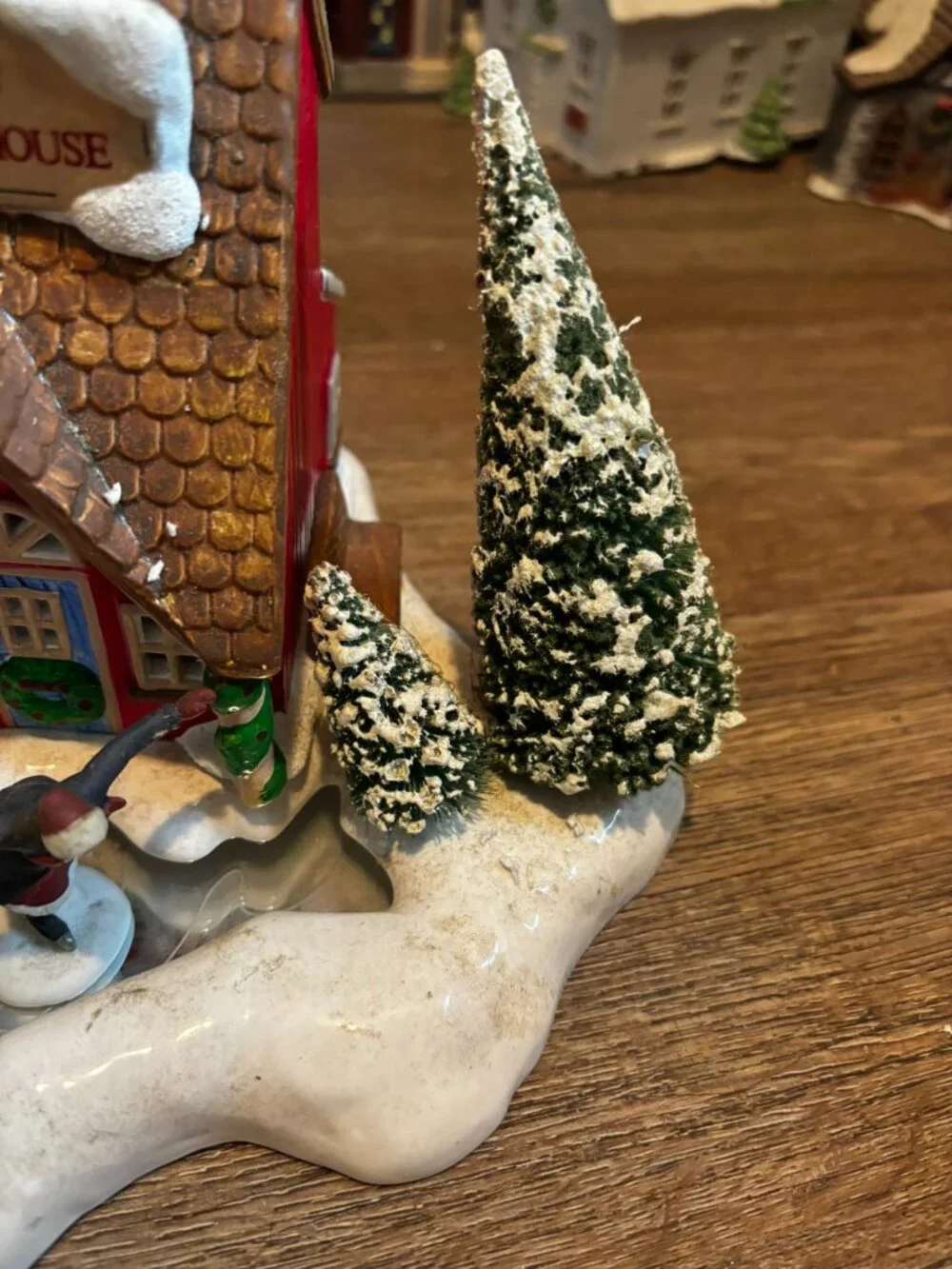 Department 56 Christmas village light up building Warming House w/skaters